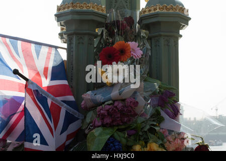 Londres, Royaume-Uni. 28 mars 2017. Tributs floraux de Westminster Bridge, à la suite de l'attaque terroriste Crédit : Ian Davidson/Alamy Live News Banque D'Images