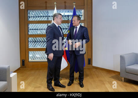 Bruxelles, Belgique. Mar 28, 2017. Le Président du Conseil européen, Donald Tusk (R) rencontre avec le Premier Ministre en visite de la Géorgie Giorgi Kvirikashvili au niveau de l'Union européenne siège à Bruxelles, Belgique, le 28 mars 2017. Credit : Ye Pingfan/Xinhua/Alamy Live News Banque D'Images