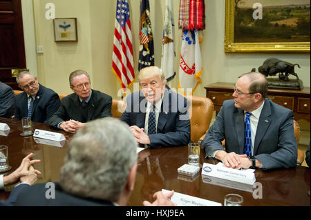 Washington, USA. Mar 28, 2017. Le Président des Etats-Unis, Donald J. Trump rend les commentaires comme il est l'hôte d'une séance d'écoute avec l'ordre fraternel de la police dans la Roosevelt Room de la Maison Blanche à Washington, DC le Mardi, Mars 28, 2017. à la gauche est Présidents Kenneth 'Chuck', Canterbury, président national de l'ordre fraternel de la police et à la droite immédiate du Président est James Pasco, conseiller principal du président national, le Fraternal Order of Police. Credit : MediaPunch Inc/Alamy Live News Banque D'Images