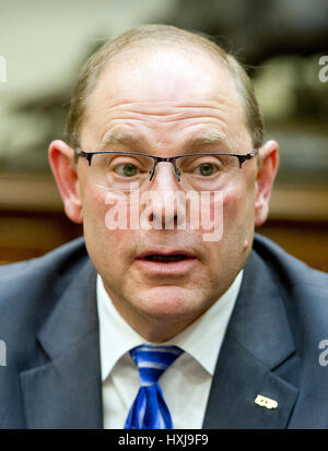 Washington, USA. Mar 28, 2017. Kenneth 'Chuck' Canterbury, président national de l'ordre fraternel de la police, de l'écoute comme Président des Etats-Unis, Donald J. Trump fait de remarques au cours d'une séance d'écoute avec son organisation dans la Roosevelt Room de la Maison Blanche à Washington, DC le Mardi, Mars 28, 2017. Credit : MediaPunch Inc/Alamy Live News Banque D'Images