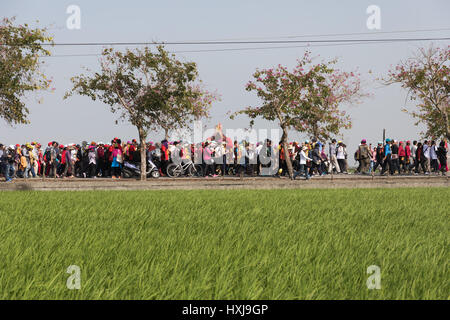 Le Comté de Chiayi, Taïwan. Mar 27, 2017. Une procession de fidèles de la déesse Matsu, protectrice des marins et pêcheurs, de rejoindre les neuf jours de Dajia Matsu pèlerinage passe par la campagne dans le sud de Taïwan Chiayi le lundi 27 mars. Les Matsu pèlerinage est l'un des plus gros festivals religieux, et selon les organisateurs, environ 1 millions de personnes participer au pèlerinage au cours des neuf jours. Credit : Perry Svensson/Alamy News Banque D'Images