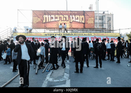 Jérusalem, Israël. 28 mars, 2017. Des milliers d'hommes juifs ultra-orthodoxes, un rassemblement pour protester contre la conscription militaire et l'arrestation par la police militaire de réfractaires. En fait, le projet de haredi ultra-orthodoxes les candidats peuvent faire rapport au bureau de recrutement de Tsahal, déclarer leur foi et d'être exemptés de service, mais certaines refusent de le faire en principal. Credit : Alon Nir/Alamy Live News Banque D'Images