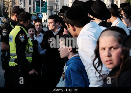 Jérusalem, Israël. 28 mars, 2017. Des milliers d'hommes juifs ultra-orthodoxes, un rassemblement pour protester contre la conscription militaire et l'arrestation par la police militaire de réfractaires. En fait, le projet de haredi ultra-orthodoxes les candidats peuvent faire rapport au bureau de recrutement de Tsahal, déclarer leur foi et d'être exemptés de service, mais certaines refusent de le faire en principal. Credit : Alon Nir/Alamy Live News Banque D'Images