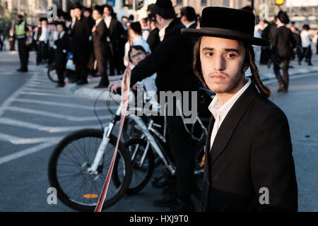 Jérusalem, Israël. 28 mars, 2017. Des milliers d'hommes juifs ultra-orthodoxes, un rassemblement pour protester contre la conscription militaire et l'arrestation par la police militaire de réfractaires. En fait, le projet de haredi ultra-orthodoxes les candidats peuvent faire rapport au bureau de recrutement de Tsahal, déclarer leur foi et d'être exemptés de service, mais certaines refusent de le faire en principal. Credit : Alon Nir/Alamy Live News Banque D'Images