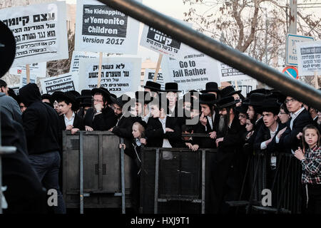 Jérusalem, Israël. 28 mars, 2017. Des milliers d'hommes juifs ultra-orthodoxes, un rassemblement pour protester contre la conscription militaire et l'arrestation par la police militaire de réfractaires. En fait, le projet de haredi ultra-orthodoxes les candidats peuvent faire rapport au bureau de recrutement de Tsahal, déclarer leur foi et d'être exemptés de service, mais certaines refusent de le faire en principal. Credit : Alon Nir/Alamy Live News Banque D'Images