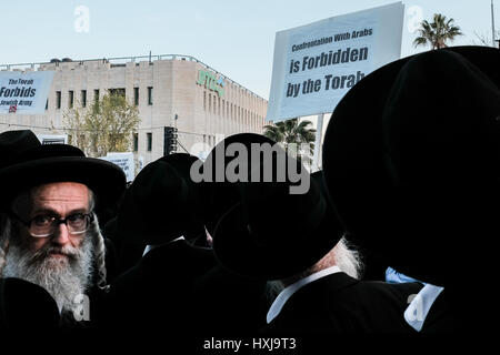 Jérusalem, Israël. 28 mars, 2017. Des milliers d'hommes juifs ultra-orthodoxes, un rassemblement pour protester contre la conscription militaire et l'arrestation par la police militaire de réfractaires. En fait, le projet de haredi ultra-orthodoxes les candidats peuvent faire rapport au bureau de recrutement de Tsahal, déclarer leur foi et d'être exemptés de service, mais certaines refusent de le faire en principal. Credit : Alon Nir/Alamy Live News Banque D'Images