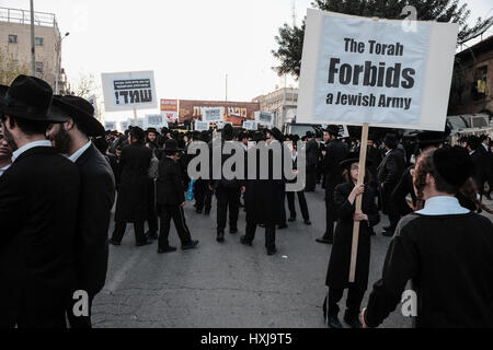 Jérusalem, Israël. 28 mars, 2017. Des milliers d'hommes juifs ultra-orthodoxes, un rassemblement pour protester contre la conscription militaire et l'arrestation par la police militaire de réfractaires. En fait, le projet de haredi ultra-orthodoxes les candidats peuvent faire rapport au bureau de recrutement de Tsahal, déclarer leur foi et d'être exemptés de service, mais certaines refusent de le faire en principal. Credit : Alon Nir/Alamy Live News Banque D'Images