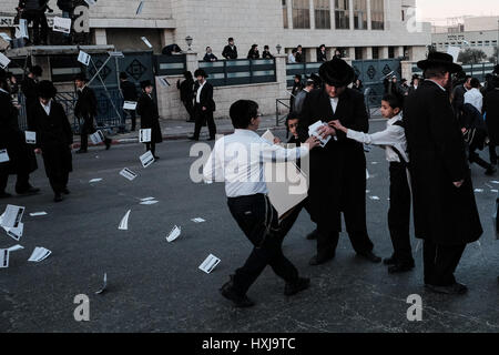 Jérusalem, Israël. 28 mars, 2017. Des milliers d'hommes juifs ultra-orthodoxes, un rassemblement pour protester contre la conscription militaire et l'arrestation par la police militaire de réfractaires. En fait, le projet de haredi ultra-orthodoxes les candidats peuvent faire rapport au bureau de recrutement de Tsahal, déclarer leur foi et d'être exemptés de service, mais certaines refusent de le faire en principal. Credit : Alon Nir/Alamy Live News Banque D'Images