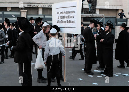 Jérusalem, Israël. 28 mars, 2017. Des milliers d'hommes juifs ultra-orthodoxes, un rassemblement pour protester contre la conscription militaire et l'arrestation par la police militaire de réfractaires. En fait, le projet de haredi ultra-orthodoxes les candidats peuvent faire rapport au bureau de recrutement de Tsahal, déclarer leur foi et d'être exemptés de service, mais certaines refusent de le faire en principal. Credit : Alon Nir/Alamy Live News Banque D'Images