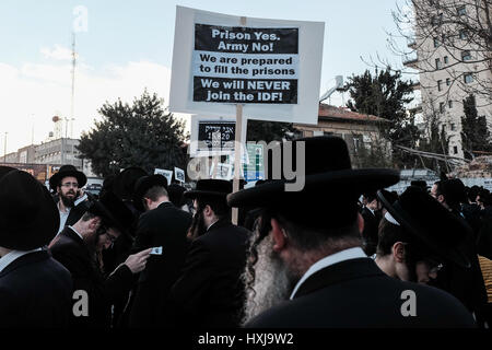 Jérusalem, Israël. 28 mars, 2017. Des milliers d'hommes juifs ultra-orthodoxes, un rassemblement pour protester contre la conscription militaire et l'arrestation par la police militaire de réfractaires. En fait, le projet de haredi ultra-orthodoxes les candidats peuvent faire rapport au bureau de recrutement de Tsahal, déclarer leur foi et d'être exemptés de service, mais certaines refusent de le faire en principal. Credit : Alon Nir/Alamy Live News Banque D'Images