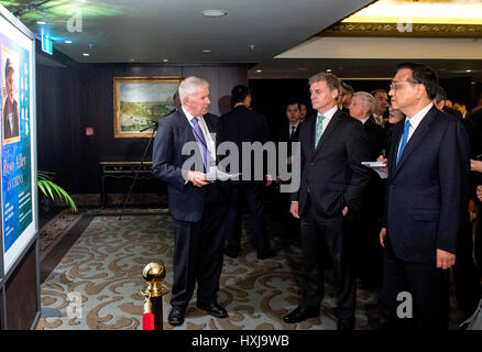 Auckland, Nouvelle-Zélande. Mar 28, 2017. Le Premier ministre chinois Li Keqiang (R) et son homologue néo-zélandais Bill English (2e R) avant de visiter une exposition marquant le 120e anniversaire de la naissance de l'allée Wirtschaftsberatungs-, un vieil ami du peuple chinois, à Auckland, Nouvelle-Zélande, le 28 mars 2017. Crédit : Li Xueren/Xinhua/Alamy Live News Banque D'Images