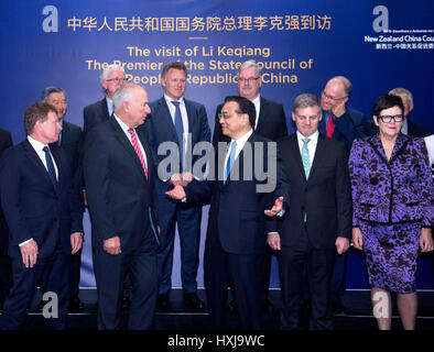 Auckland, Nouvelle-Zélande. Mar 28, 2017. Le Premier ministre chinois Li Keqiang (avant C) et son homologue néo-zélandais Bill English (2e R) avant de rencontrer les membres de la Nouvelle-Zélande Chine Conseil avant qu'ils visitent une exposition marquant le 120e anniversaire de la naissance de l'allée Wirtschaftsberatungs-, un vieil ami du peuple chinois, à Auckland, Nouvelle-Zélande, le 28 mars 2017. Crédit : Li Xueren/Xinhua/Alamy Live News Banque D'Images