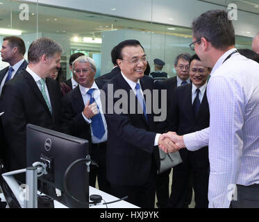 Auckland, Nouvelle-Zélande. Mar 28, 2017. Le Premier ministre chinois Li Keqiang et son homologue néo-zélandais Bill English visitez un appartenant à des Chinois de recherche et développement (R&D) centre à Auckland, Nouvelle-Zélande, le 28 mars 2017. Le centre de R&D a été créé en 2014 par le géant chinois de l'électroménager Haier basée en Nouvelle-Zélande et Fisher & Paykel, qui a été acheté par Haier Group en 2012. Credit : Pang Xinglei/Xinhua/Alamy Live News Banque D'Images