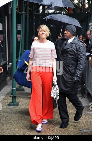 New York, NY, USA. Mar 28, 2017. Jenna Elfman dehors et environ pour la célébrité Candids - TUE, New York, NY 28 mars 2017. Credit : Derek Storm/Everett Collection/Alamy Live News Banque D'Images