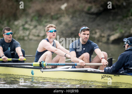 Londres, Royaume-Uni. Mar 28, 2017. Oxford University Boat Club sur une sortie de la pratique avant le Cancer Research UK des courses de bateaux qui se tiendra le 2 avril 2017. Liste d'équipage :- OUBC Bleu Bateau : 8 Vassilis Hotel Katerina (AVC), 7 James Cook , Mike DiSanto 6, 5, 4 Olivier Siegelaar Bugajski, Josh 3 Oliver Cook , 2 Matthew O'Leary , William Warr (Bow), Sam Collier (Cox), Crédit : Duncan Grove/Alamy Live News Banque D'Images