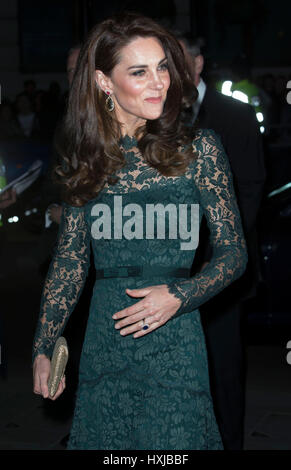 Londres, Royaume-Uni. Mar 28, 2017. La duchesse de Cambridge Kate arrive pour le Portrait 2017 Gala à la National Portrait Gallery de Londres, Grande-Bretagne, le 28 mars 2017. Source : Xinhua/Alamy Live News Banque D'Images