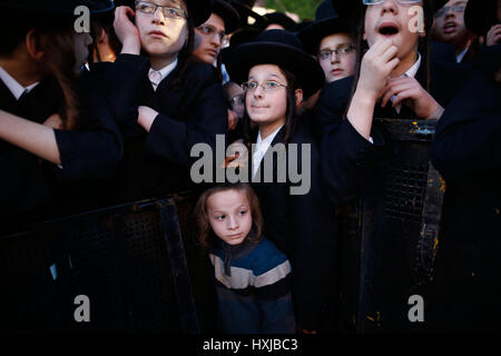 Jérusalem, Israël. Mar 28, 2017. Les juifs ultra-orthodoxes participent à une manifestation contre la conscription de l'armée israélienne à Jérusalem, le 28 mars 2017. Credit : Gil Cohen Magen/Xinhua/Alamy Live News Banque D'Images