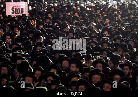 Jérusalem, Israël. Mar 28, 2017. Les juifs ultra-orthodoxes participent à une manifestation contre la conscription de l'armée israélienne à Jérusalem, le 28 mars 2017. Credit : Gil Cohen Magen/Xinhua/Alamy Live News Banque D'Images