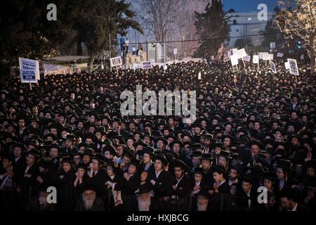 Jérusalem, Israël. Mar 28, 2017. Les juifs ultra-orthodoxes participent à une manifestation contre la conscription de l'armée israélienne à Jérusalem, le 28 mars 2017. Source : Xinhua/JINI/Alamy Live News Banque D'Images