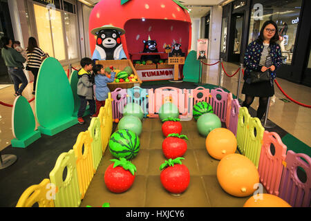 Shanghai, Ningbo, Chine. Mar 28, 2017. Ningbo, Chine 28 mars 2017 : (usage éditorial uniquement. Chine OUT) .UN Kumamon exposition est tenue à un centre commercial à Ningbo, province de Zhejiang en Chine de l'Est, Mars 28th, 2017. L'exposition dure jusqu'à ce tour le 7 mai 2017. Crédit : SIPA Asie/ZUMA/Alamy Fil Live News Banque D'Images