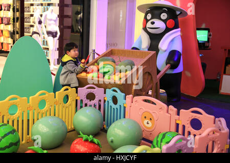 Shanghai, Ningbo, Chine. Mar 28, 2017. Ningbo, Chine 28 mars 2017 : (usage éditorial uniquement. Chine OUT) .UN Kumamon exposition est tenue à un centre commercial à Ningbo, province de Zhejiang en Chine de l'Est, Mars 28th, 2017. L'exposition dure jusqu'à ce tour le 7 mai 2017. Crédit : SIPA Asie/ZUMA/Alamy Fil Live News Banque D'Images