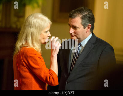 Washington, USA. Mar 28, 2017. Le sénateur américain Ted Cruz (républicain du Texas), droit et conseiller du président Kellyanne Conway, gauche, engager la conversation avant l'arrivée du président des États-Unis Donald J. Trump lors d'une réception pour nous sénateurs et leurs conjoints dans l'East Room de la Maison Blanche à Washington, DC le Mardi, Mars 28, 2017. Credit : MediaPunch Inc/Alamy Live News Banque D'Images