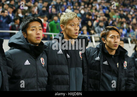 2002 Stade de Saitama, Tokyo, Japon. Mar 28, 2017. (L à R) Hiroshi Kiyotake, Keisuke Honda, Shu Kurata (JPN), le 28 mars 2017 Football/soccer - COUPE DU MONDE : Russie 2018 Tour Final qualificatif asiatique le Groupe B entre le Japon 4-0 Thaïlande à Saitama Stadium 2002, Saitama, Japon. Credit : YUTAKA/AFLO/Alamy Live News Banque D'Images