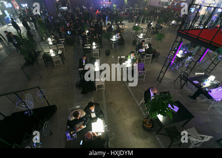 Tokyo, Japon. Mar 29, 2017. Personnes participent à la première journée de Slush Tokyo 2017 event le 29 mars 2017, Tokyo, Japon. Les 2 jours de l'événement dispose d'entrepreneurs en partageant leurs histoires et qui présentent leurs produits et services à Tokyo Big Sight. Credit : Rodrigo Reyes Marin/AFLO/Alamy Live News Banque D'Images