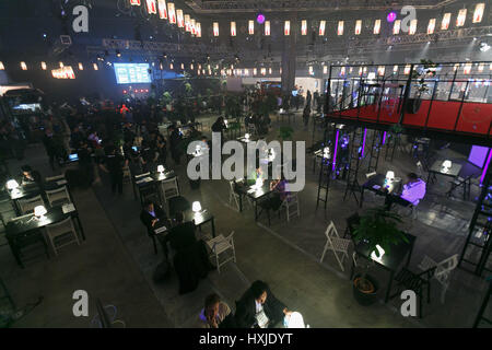 Tokyo, Japon. Mar 29, 2017. Personnes participent à la première journée de Slush Tokyo 2017 event le 29 mars 2017, Tokyo, Japon. Les 2 jours de l'événement dispose d'entrepreneurs en partageant leurs histoires et qui présentent leurs produits et services à Tokyo Big Sight. Credit : Rodrigo Reyes Marin/AFLO/Alamy Live News Banque D'Images