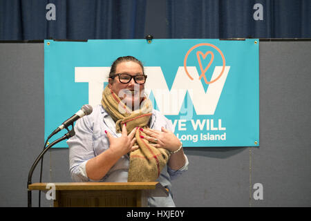 Wyandanch, New York, USA. Mar 26, 2017. LAUREN CORCORAN-DOOLIN, leader démocratique, Ville de Hempstead, parlant à la politique 101, le premier événement de la série de l'activiste d'ateliers de formation pour les membres de TWW LI, la filiale de Long Island de la Ensemble nous allons. L'un des 5 orateurs ont parlé de groupes comme TWWLI activiste comme groupes de pop-up. Credit : Ann Parry/ZUMA/Alamy Fil Live News Banque D'Images