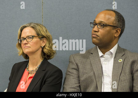 Wyandanch, New York, USA. Mar 26, 2017. L-R, LAURA CURRAN, Nassau County législateur (Dem - District 5), et DuWAYNE GREGORY, Président de séance et le comté de Suffolk législateur (Dem - District 15), écouter d'autres orateurs de la politique 101, le premier événement de la série de l'activiste d'ateliers de formation pour les membres de Long Island, le TWW L.I. affiliée d'ensemble nous allons. Curran est un candidat démocrate pour Nassau Comté exécutif. L'un des 5 orateurs ont parlé de groupes comme TWWLI activiste comme groupes de pop-up. Credit : Ann Parry/ZUMA/Alamy Fil Live News Banque D'Images