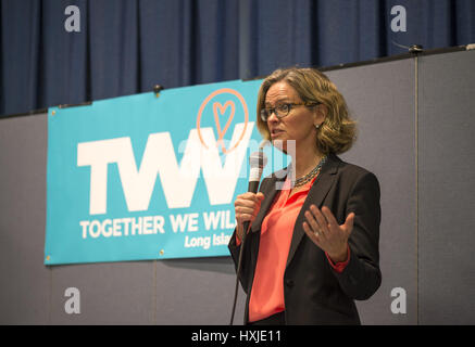 Wyandanch, New York, USA. Mar 26, 2017. LAURA CURRAN, Nassau County législateur (démocrate - District 5) s'exprime à l'événement politique 101, le premier d'une série d'ateliers de formation pour les membres de TWW LI, la filiale de Long Island de la Ensemble nous allons. Curran est un candidat démocrate pour Nassau Comté exécutif. L'un des 5 orateurs ont parlé de groupes comme TWWLI activiste comme groupes de pop-up. Credit : Ann Parry/ZUMA/Alamy Fil Live News Banque D'Images