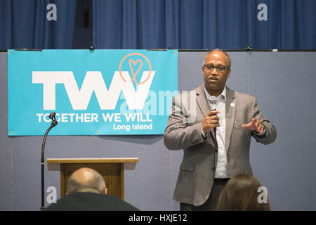 Wyandanch, New York, USA. Mar 26, 2017. DuWAYNE GREGORY, Président de séance et le comté de Suffolk législateur (démocrate - District 15), parlant à la politique 101, le premier événement de la série de l'activiste d'ateliers de formation pour les membres de TWW LI, la filiale de Long Island de la Ensemble nous allons. L'un des 5 orateurs ont parlé de groupes comme TWWLI activiste comme groupes de pop-up. Credit : Ann Parry/ZUMA/Alamy Fil Live News Banque D'Images