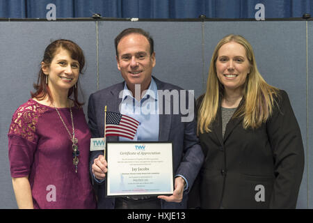 Wyandanch, New York, USA. Mar 26, 2017. Au centre, JAY JACOBS, Président du comté de Nassau Comité démocratique, est titulaire d'un certificat d'appréciation et drapeau américain présenté par, (L) BETH MEHRTENS McMANUS, et (R) SUE MOLLER, deux administrateurs de l'ensemble nous allons Long Island. Jacobs a pris la parole à l'événement politique 101, le premier d'une série d'ateliers de formation pour les membres de TWW LI, la L.I. affilitate de TWW. Credit : Ann Parry/ZUMA/Alamy Fil Live News Banque D'Images