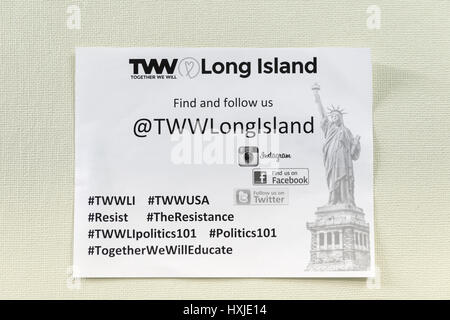 Wyandanch, New York, USA. Mar 26, 2017. Flier pour TWW Long Island est affiché sur le mur pour lieu de rencontre la Politique 101 cas, le premier d'une série d'ateliers de formation pour les membres de Long Island de la filiale ensemble nous allons. Flier comprend @TWWLongIsland - qui est l'Instagram, facebook et twitter poignée pour groupe - plus les hashtag : # TWWLI TWWUSA # # résister # dela résistance # politique101 et plus. Les élus et les leaders de la communauté ont mentionné et répond aux questions. Credit : Ann Parry/ZUMA/Alamy Fil Live News Banque D'Images