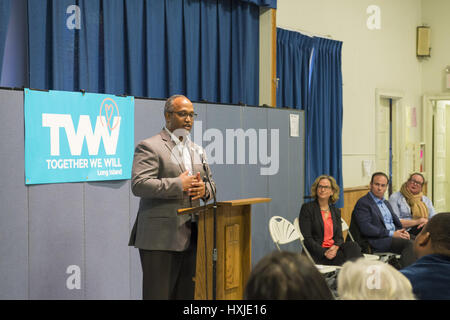 Wyandanch, New York, USA. Mar 26, 2017. À podium, DuWAYNE GREGORY, Président de séance et le comté de Suffolk législateur (démocrate - District 15), parlant à la politique 101, le premier événement de la série de l'activiste d'ateliers de formation pour les membres de TWW LI, la filiale de Long Island de la Ensemble nous allons. Assis droit des haut-parleurs sont lui, L-R, LAURA CURRAN, JAY JACOBS, et Lauren CORCORAN-DOOLIN. Credit : Ann Parry/ZUMA/Alamy Fil Live News Banque D'Images