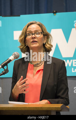 Wyandanch, New York, USA. Mar 26, 2017. LAURA CURRAN, Nassau County législateur (démocrate - District 5) s'exprime à l'événement politique 101, le premier d'une série d'ateliers de formation pour les membres de TWW LI, la filiale de Long Island de la Ensemble nous allons. Curran est un candidat démocrate pour Nassau Comté exécutif. L'un des 5 orateurs ont parlé de groupes comme TWWLI activiste comme groupes de pop-up. Credit : Ann Parry/ZUMA/Alamy Fil Live News Banque D'Images