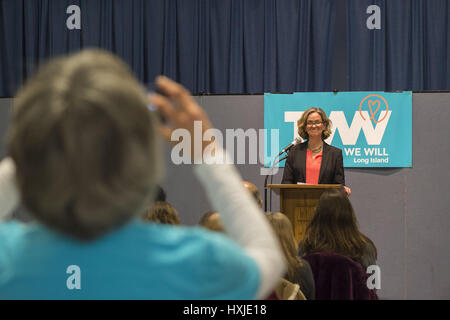 Wyandanch, New York, USA. Mar 26, 2017. À podium, LAURA CURRAN, Nassau County législateur (Dem - District 5) s'exprime à l'événement politique 101, le premier d'une série d'ateliers de formation pour les membres de TWW LI, la filiale de Long Island de la Ensemble nous allons. TWWLI membre wearing blue shirt prend cell phone photo de l'Orateur. Curran est candidat à l'exécutif de comté de Nassau. L'un des 5 orateurs ont parlé de groupes comme TWWLI activiste comme groupes de pop-up. Credit : Ann Parry/ZUMA/Alamy Fil Live News Banque D'Images