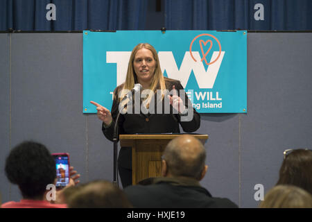 Wyandanch, New York, USA. Mar 26, 2017. SUE MOLLER. Un administrateur de TWW LI, est l'introduction d'un orateur à l'événement politique 101, le premier d'une série d'atelier de formation pour les membres de TWW LI, la filiale de Long Island de la Ensemble nous allons. Un membre de l'auditoire est en cell phone photo. Un orateur s'est référé à des groupes comme TWWLI activiste comme groupes de pop-up. Credit : Ann Parry/ZUMA/Alamy Fil Live News Banque D'Images