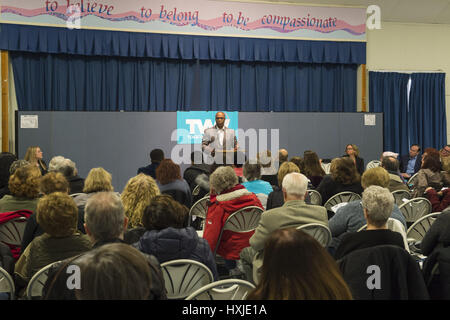 Wyandanch, New York, USA. Mar 26, 2017. DuWAYNE GREGORY, Président de séance et le comté de Suffolk législateur (démocrate - District 15), parlant à la politique 101, le premier événement de la série de l'activiste d'ateliers de formation pour les membres de TWW LI, la filiale de Long Island de la Ensemble nous allons. Un orateur s'est référé à des groupes comme TWWLI activiste comme groupes de pop-up. Événement a eu lieu à Notre Dame de l'église de la Médaille Miraculeuse. Credit : Ann Parry/ZUMA/Alamy Fil Live News Banque D'Images