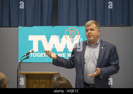 Wyandanch, New York, USA. Mar 26, 2017. Riche SCHAFFER, Président du Comité démocratique de comté de Suffolk, parlant à la politique 101, le premier événement de la série d'atelier de formation pour les membres de TWW LI, la filiale de Long Island de la Ensemble nous allons. L'un des 5 orateurs ont parlé de groupes comme TWWLI activiste comme groupes de pop-up. Credit : Ann Parry/ZUMA/Alamy Fil Live News Banque D'Images