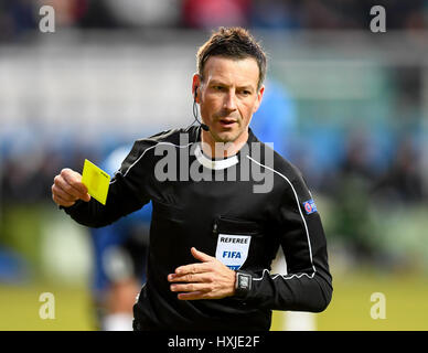 Tallinn, Estonie. Mar 28, 2017. Arbitre Mark Clattenburg d'Angleterre montre une carte jaune pour Leskovic (pas sur la photo) de la Croatie au cours d'un match de football amical entre l'Estonie et la Croatie à Tallinn, Estonie, le 28 mars 2017. L'Estonie a gagné 3-0. Crédit : Sergei Stepanov/Xinhua/Alamy Live News Banque D'Images