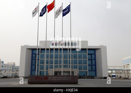 Le Xinjiang, Chine. Mar 28, 2017. Lop Nur est un ancien lac salé en Chine, aujourd'hui en grande partie de, situé entre le désert de Taklamakan et Kumtag dans la partie sud-est de la région autonome Uygur du Xinjiang en Chine. Il s'est tari en raison de la construction de barrages qui bloque l'écoulement de l'eau alimentant le système lacustre, et seuls de petits lacs et marais saisonniers peut se former. L'de Lop Nur bassin est recouvert d'une croûte de sel allant de 30 cm à 1 m d'épaisseur. Crédit : SIPA Asie/ZUMA/Alamy Fil Live News Banque D'Images