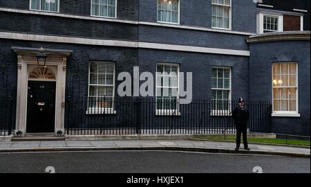 Londres, Royaume-Uni. Mar 29, 2017. Un policier monte la garde au 10 Downing Street à Londres le 29 mars 2017. Le Premier ministre britannique Theresa May le mardi a signé l'article 50 lettre à commencer officiellement la sortie de l'Union européenne, neuf mois après que le pays a voté pour quitter l'UE dans le cadre d'un référendum, a déclaré aux médias locaux. Credit : Han Yan/Xinhua/Alamy Live News Banque D'Images