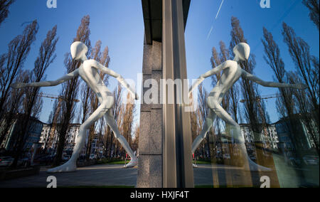 Munich, Allemagne. Mar 28, 2017. L'homme marche sculpture de l'artiste Californien Jonathan Borofsky en face du siège de la Société de Réassurance Munich à Munich, Allemagne, 28 mars 2017. La sculpture est de 17 mètres de haut et pèse 16 tonnes. Dpa : Crédit photo alliance/Alamy Live News Banque D'Images