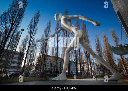 Munich, Allemagne. Mar 28, 2017. L'homme marche sculpture de l'artiste Californien Jonathan Borofsky en face du siège de la Société de Réassurance Munich à Munich, Allemagne, 28 mars 2017. La sculpture est de 17 mètres de haut et pèse 16 tonnes. Dpa : Crédit photo alliance/Alamy Live News Banque D'Images