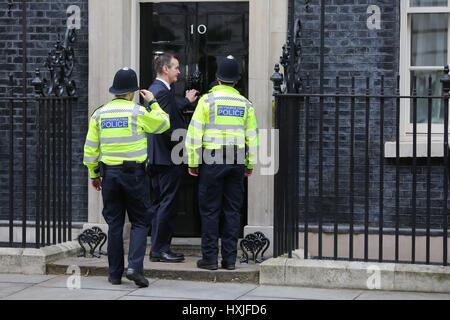 Downing Street, London, UK. Mar 29, 2017. Les agents de police entrez No 10 Downing Street. Credit : Dinendra Haria/Alamy Live News Banque D'Images