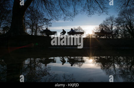 Munich, Allemagne. Mar 28, 2017. Les poussettes regarder le coucher de soleil sur le Jardin Anglais de Munich, Allemagne, 28 mars 2017. Photo : Peter Kneffel/dpa/Alamy Live News Banque D'Images