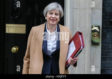 Downing Street. Londres, Royaume-Uni. Mar 29, 2017. Premier ministre Theresa peut laisse 10 Downing Street de premier ministres Questions (LF) à la Chambre des communes. Premier ministre Theresa peut notifiera officiellement à l'UE de la Grande-Bretagne a l'intention de quitter et fera une déclaration à la Chambre des communes après les LF sur Brexit. Credit : Dinendra Haria/Alamy Live News Banque D'Images