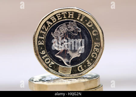 Londres, Royaume-Uni. Mar 28, 2017. Le nouveau 12 12 verso €1 une livre coin entré circulation le 28 mars 2017. Credit : Oliver Dixon/Alamy Live News Banque D'Images